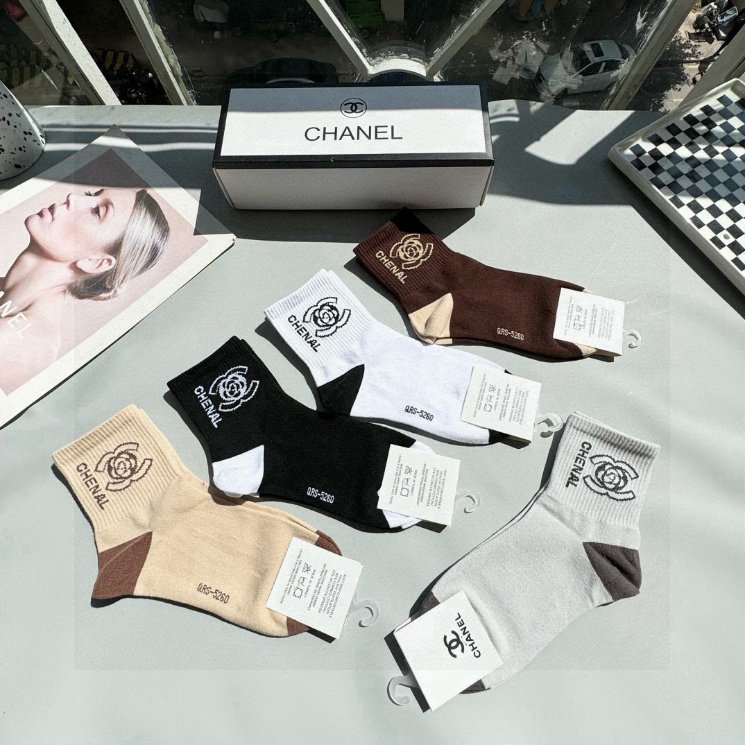   配包装【一盒五双】🌟Chanel 香奈儿 爆款中筒袜🌟高版本 ～好看到爆炸 欧美大牌中筒袜。🌟潮人必