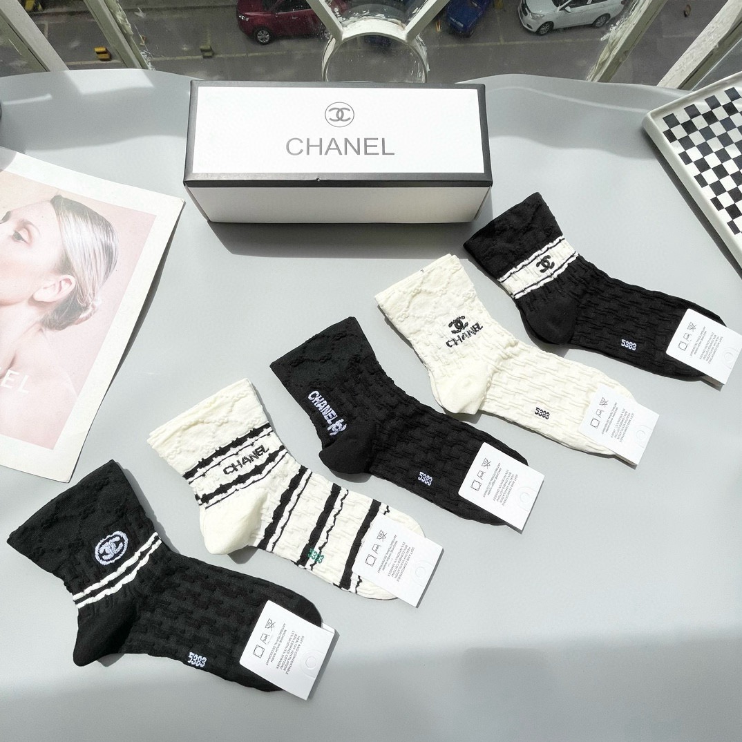   配包装【一盒五双】🌟Chanel 香奈儿 爆款卡中筒袜🌟高版本 ～好看到爆炸 欧美大牌中筒袜。🌟潮人