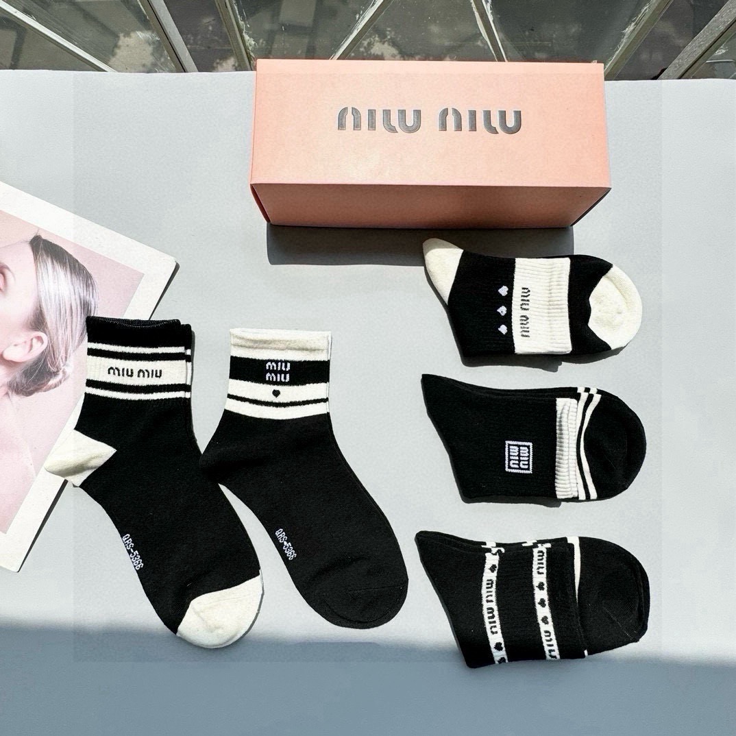   配包装【一盒五双】miumiu · 缪缪❗️高品质。超级爆款网红袜子❗️miu家官网同步字母中筒袜，