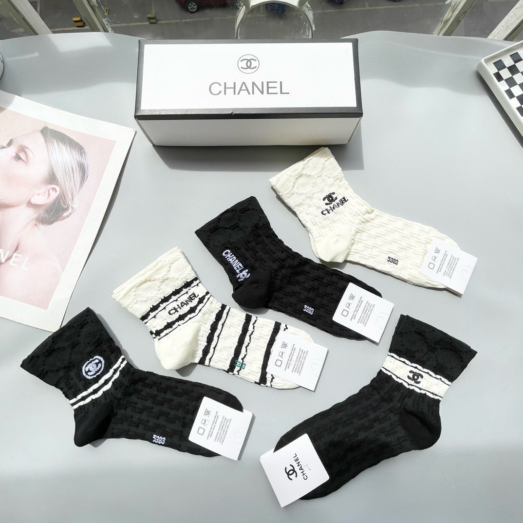   配包装【一盒五双】🌟Chanel 香奈儿 爆款卡中筒袜🌟高版本 ～好看到爆炸 欧美大牌中筒袜。🌟潮人