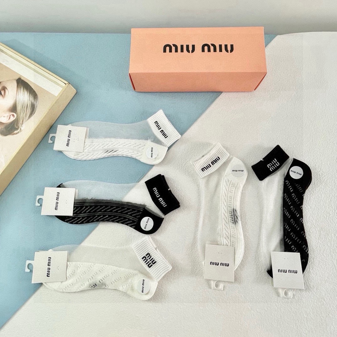  配包装【一盒五双】MIUMIU缪缪❗️新款短款冰丝袜子❗️冰丝加棉，镂空经典字母标志，轻薄透气，酷夏必