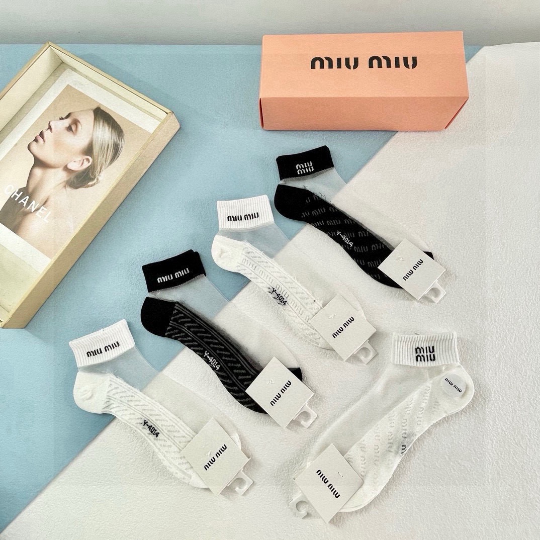  配包装【一盒五双】MIUMIU缪缪❗️新款短款冰丝袜子❗️冰丝加棉，镂空经典字母标志，轻薄透气，酷夏必