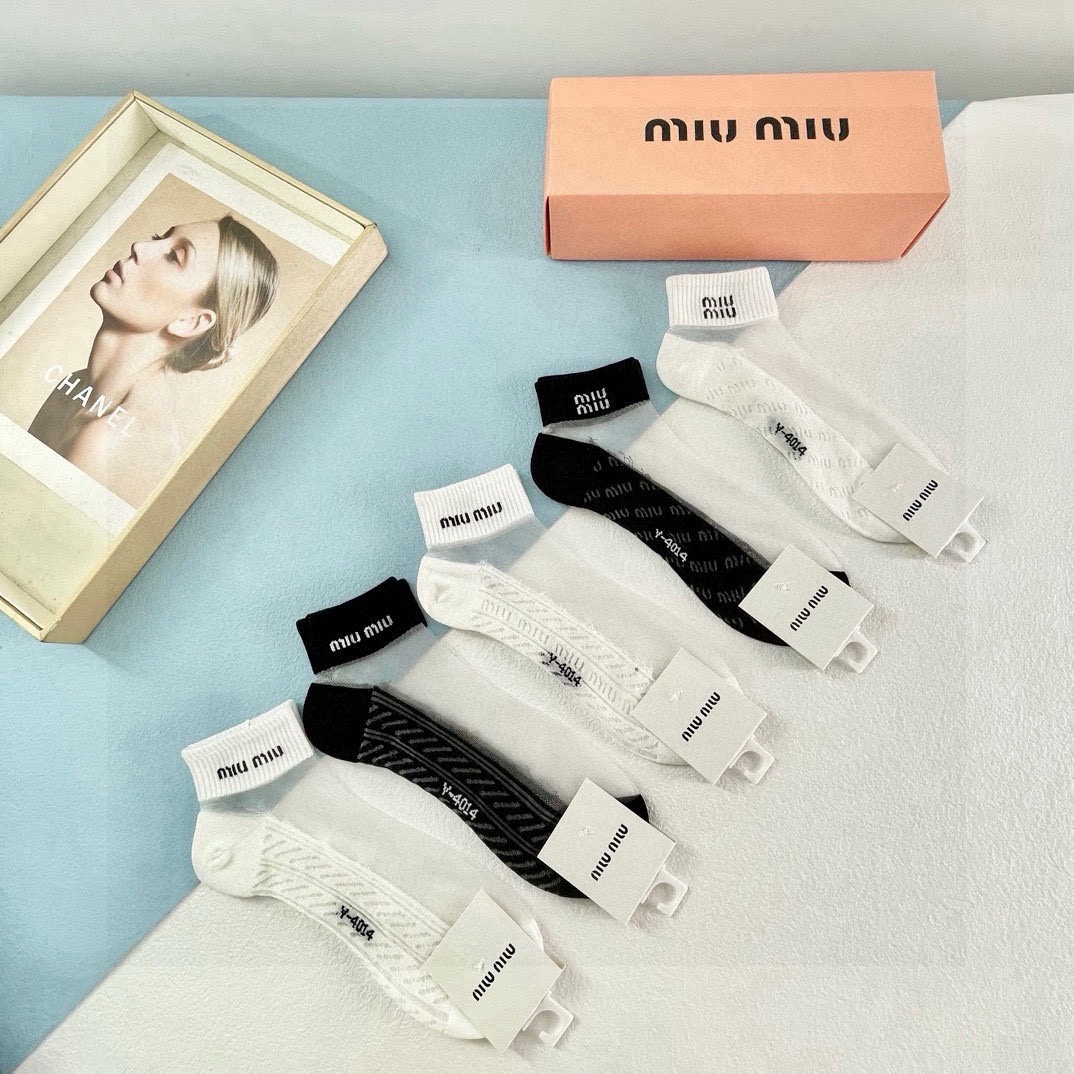  配包装【一盒五双】MIUMIU缪缪❗️新款短款冰丝袜子❗️冰丝加棉，镂空经典字母标志，轻薄透气，酷夏必
