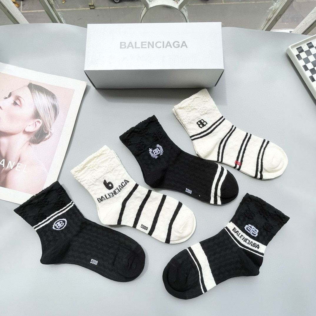  配包装【一盒五双】BALENCIAGA · 巴黎世家🌟 高品质。好看到爆炸欧美大牌中筒袜。男女款🌟潮人