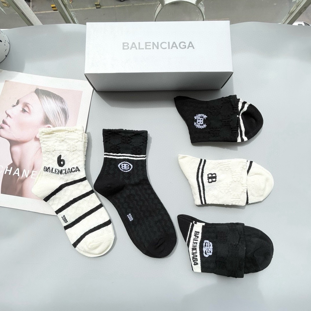  配包装【一盒五双】BALENCIAGA · 巴黎世家🌟 高品质。好看到爆炸欧美大牌中筒袜。男女款🌟潮人