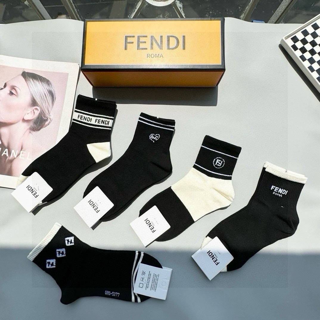  配包装【一盒五双】FENDI · 芬迪❗️大F新品男女款秋冬款中筒袜子❗️超级经典的双F标志，纯棉材质