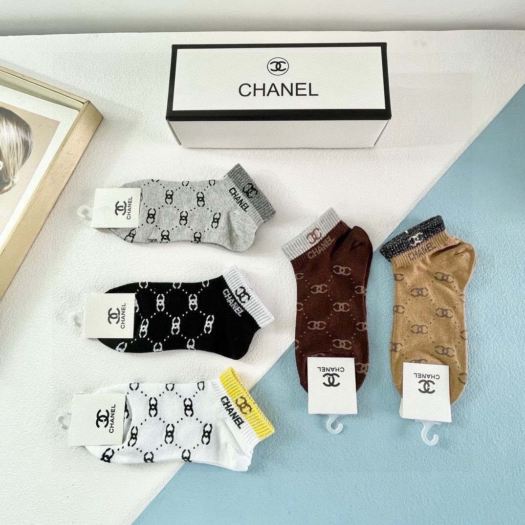   配包装【一盒五双】🌟Chanel 香奈儿 爆款短筒袜🌟女款 高版本 ～好看到爆炸 欧美大牌短筒袜。🌟