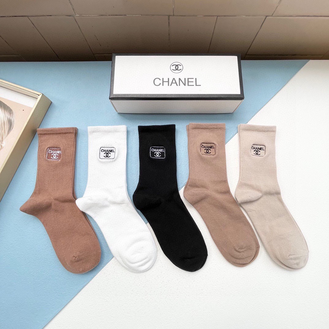 NO:360130,Packaging [one box and five pairs] Chanel Chanel is a hot high-end version of high-end socks ~ It is easy to see the explosion. A must-have counter purchasing quality for big European and American brands of high-end socks. Socks, which are super high-end and fashionable. Ahhhhhh~~ Recommended and recommended~~ Must-in-one fashionable items!  !  socks, stockings, chanel, chanel, socks19860909配包装【一盒五双】Chanel 香奈儿 爆款高筒袜高版本 ～好看到爆炸 欧美大牌高筒袜潮人必不能少的专柜代购品质 袜子 ,搭配起来超高逼格 时髦度爆表啊啊啊啊～～推荐推荐推荐～～必入时髦小单品！！袜子丝袜,袜子,chanel,chanel,socks,accessory