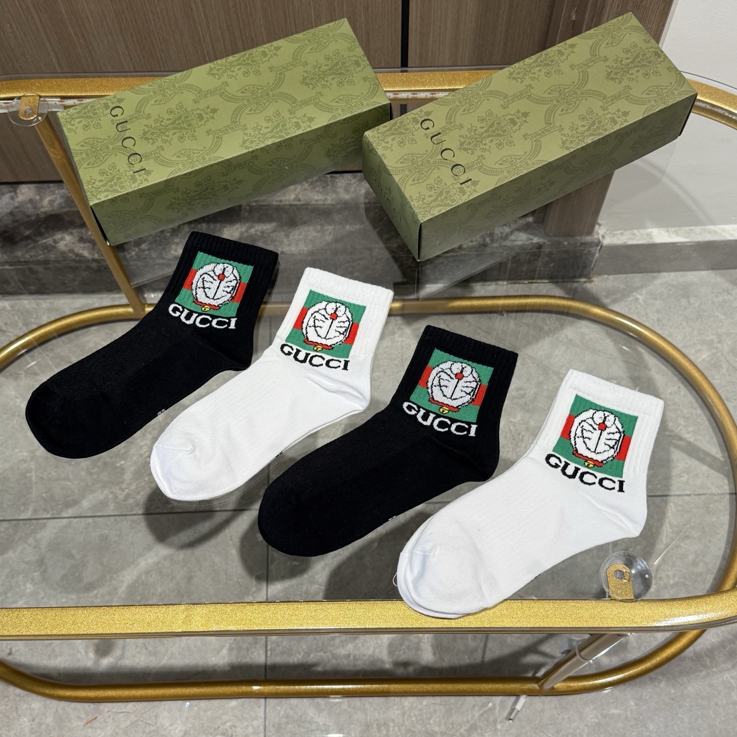  配送包装【一盒四双】  古奇gucci专柜新款男女款中筒袜子❗️专柜同步上新，超柔软舒适，专柜爆款GG