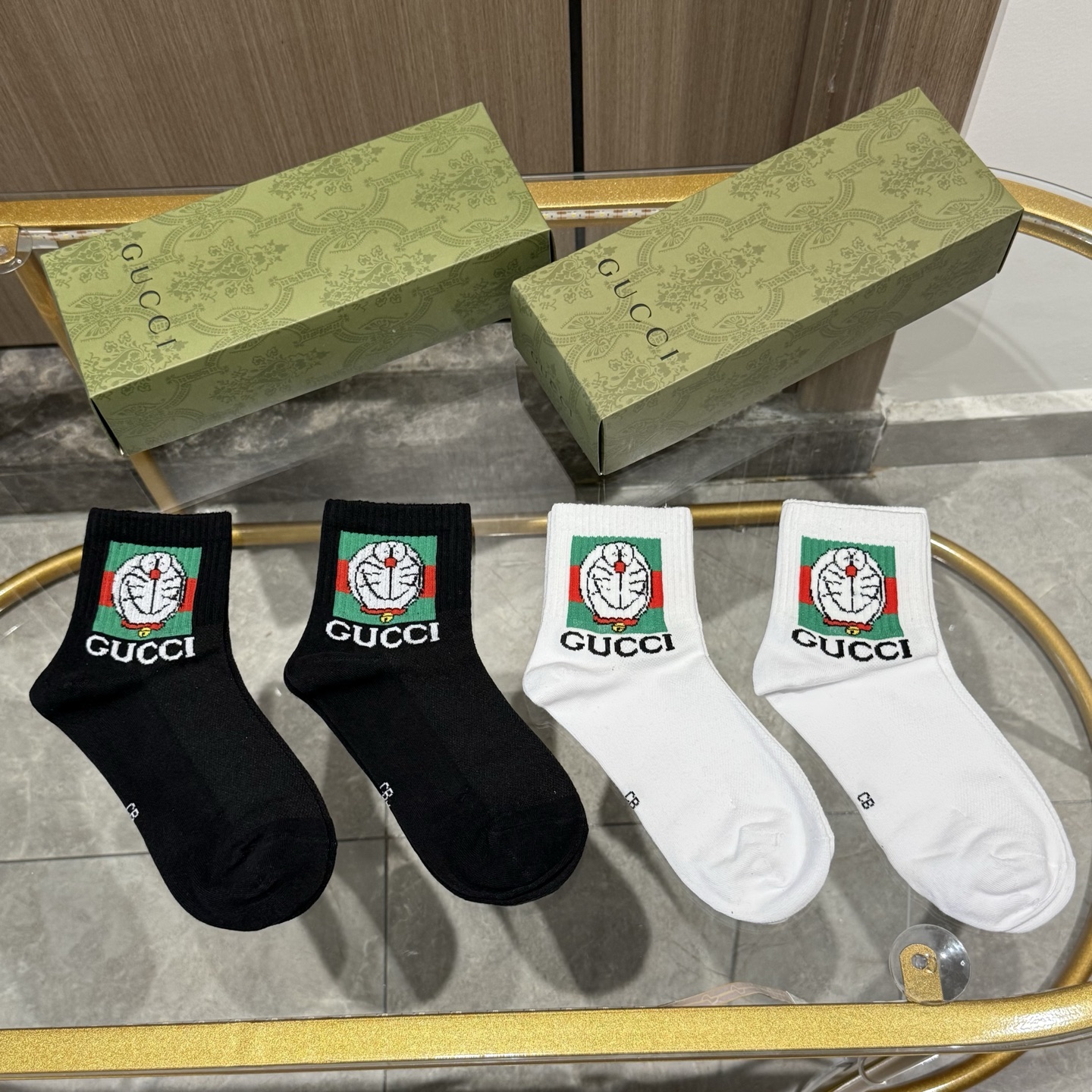 配送包装【一盒四双】  古奇gucci专柜新款男女款中筒袜子❗️专柜同步上新，超柔软舒适，专柜爆款GG