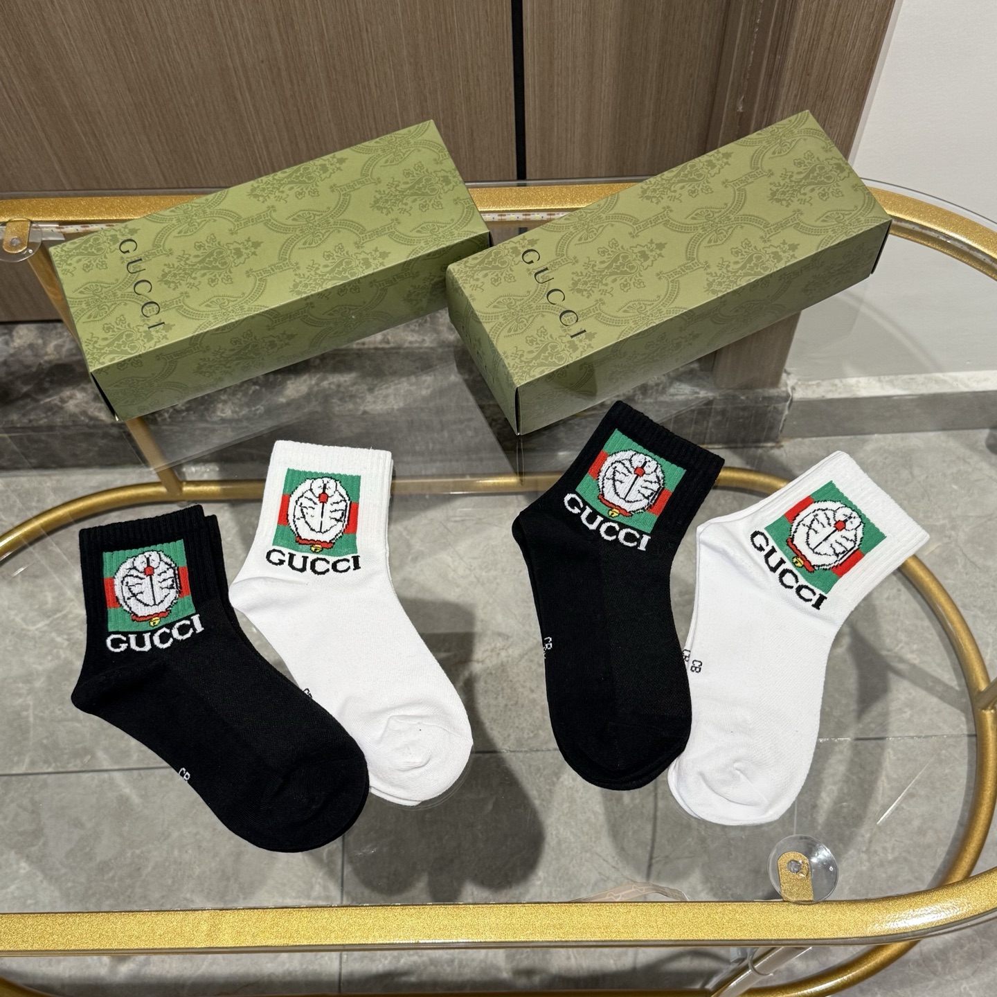 配送包装【一盒四双】  古奇gucci专柜新款男女款中筒袜子❗️专柜同步上新，超柔软舒适，专柜爆款GG