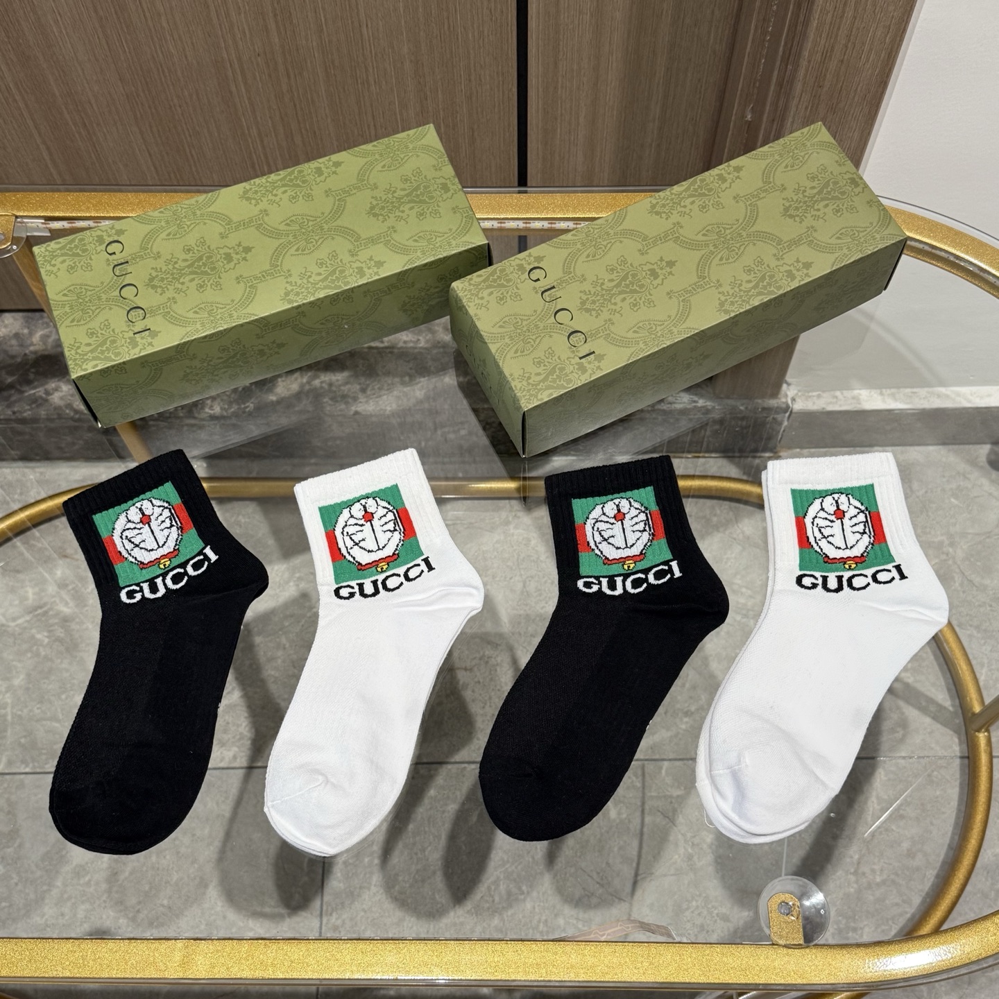  配送包装【一盒四双】  古奇gucci专柜新款男女款中筒袜子❗️专柜同步上新，超柔软舒适，专柜爆款GG