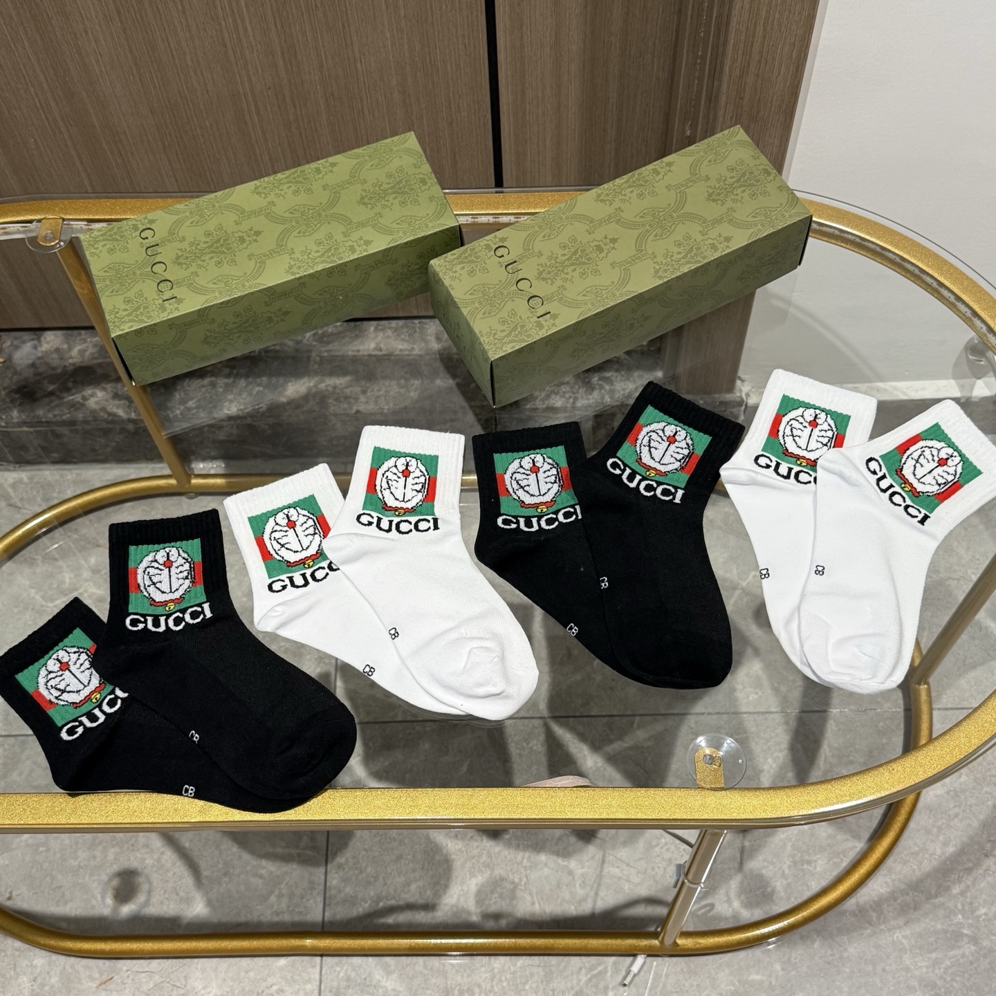  配送包装【一盒四双】  古奇gucci专柜新款男女款中筒袜子❗️专柜同步上新，超柔软舒适，专柜爆款GG