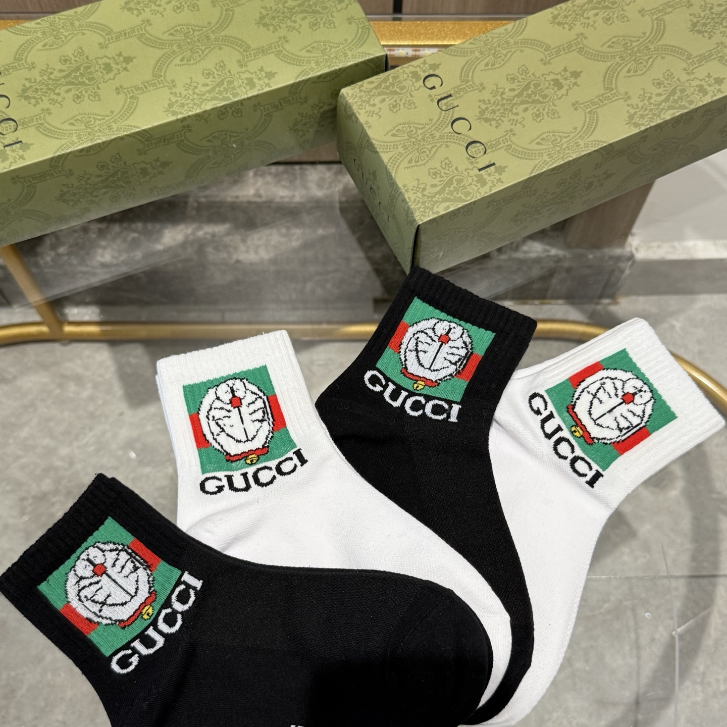 配送包装【一盒四双】  古奇gucci专柜新款男女款中筒袜子❗️专柜同步上新，超柔软舒适，专柜爆款GG