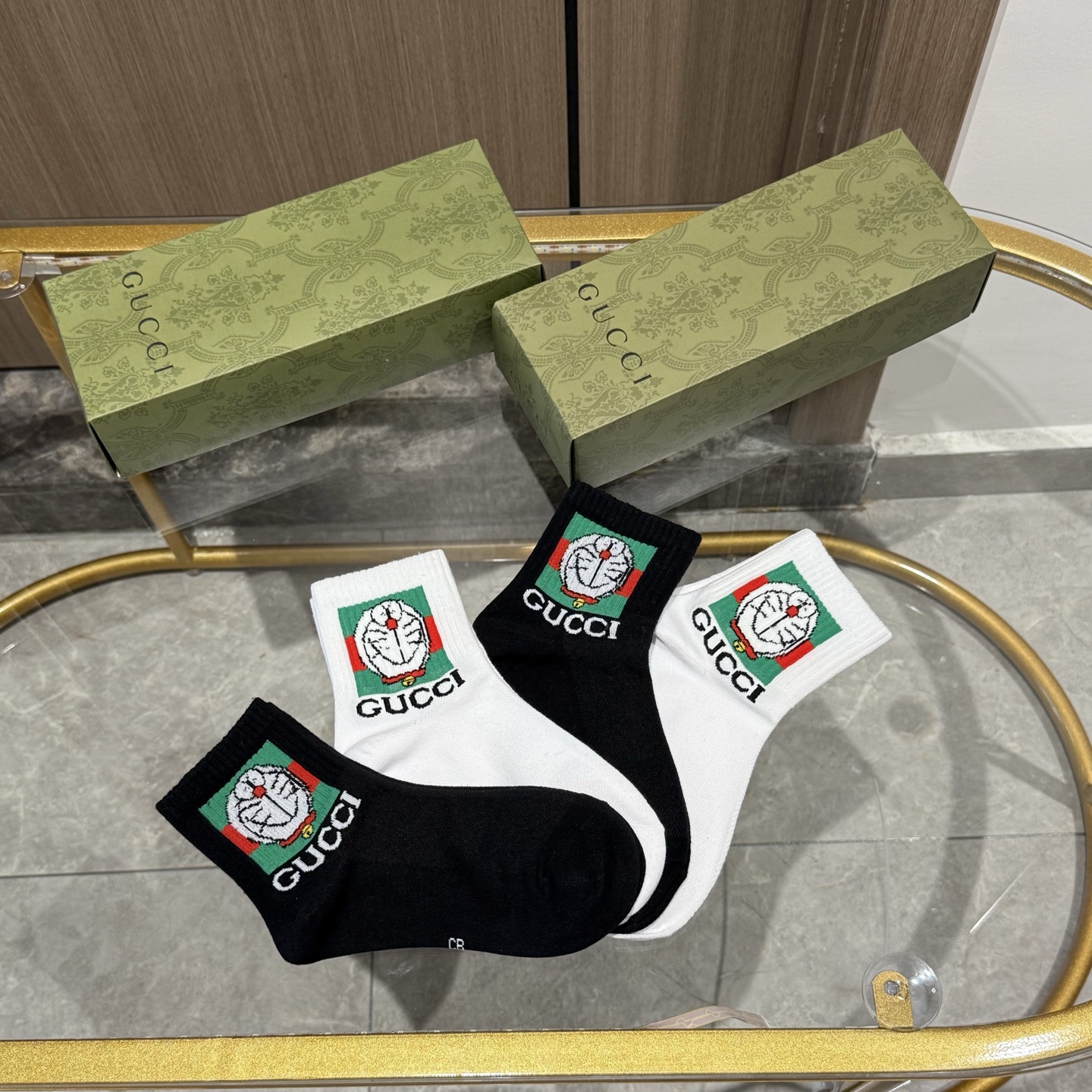  配送包装【一盒四双】  古奇gucci专柜新款男女款中筒袜子❗️专柜同步上新，超柔软舒适，专柜爆款GG