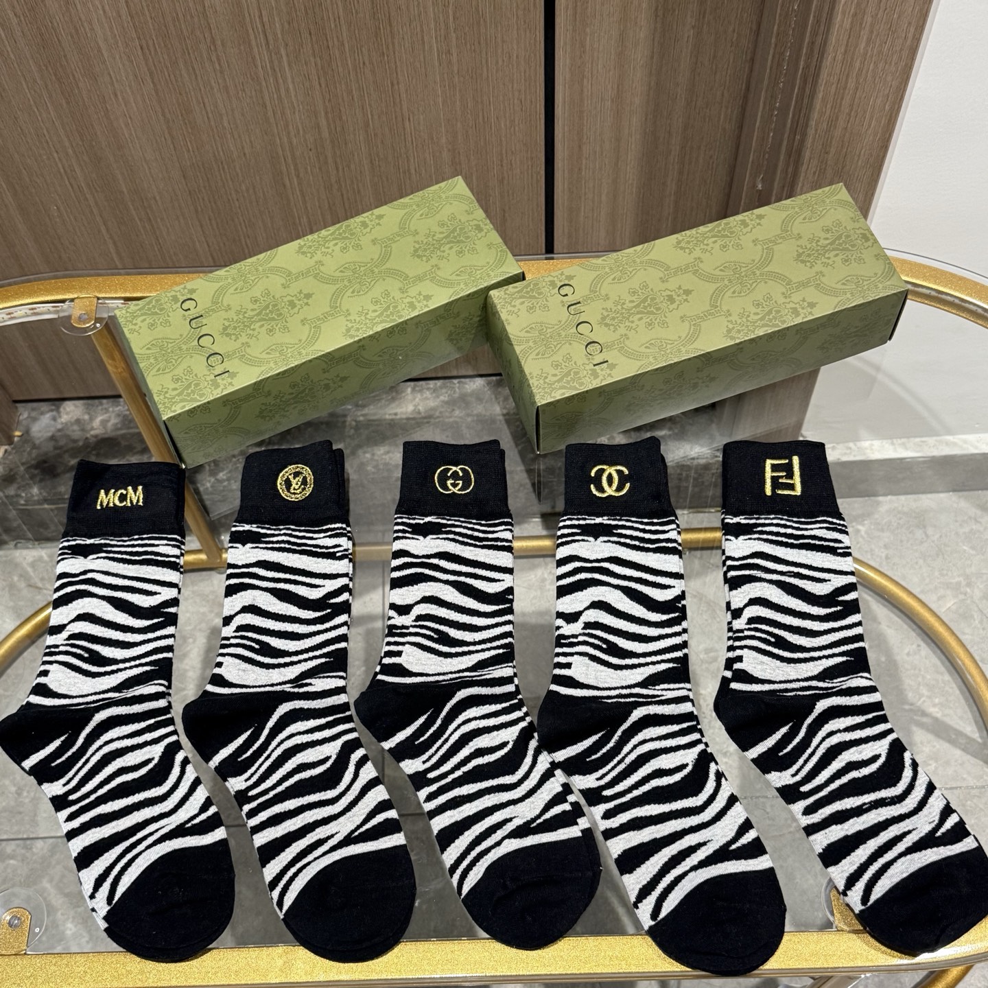  配包装【一盒五双】欧美大牌高版本 ～好看到爆炸 袜子。刺绣长筒袜，超软糯。。潮人必不能少的 专柜代购品