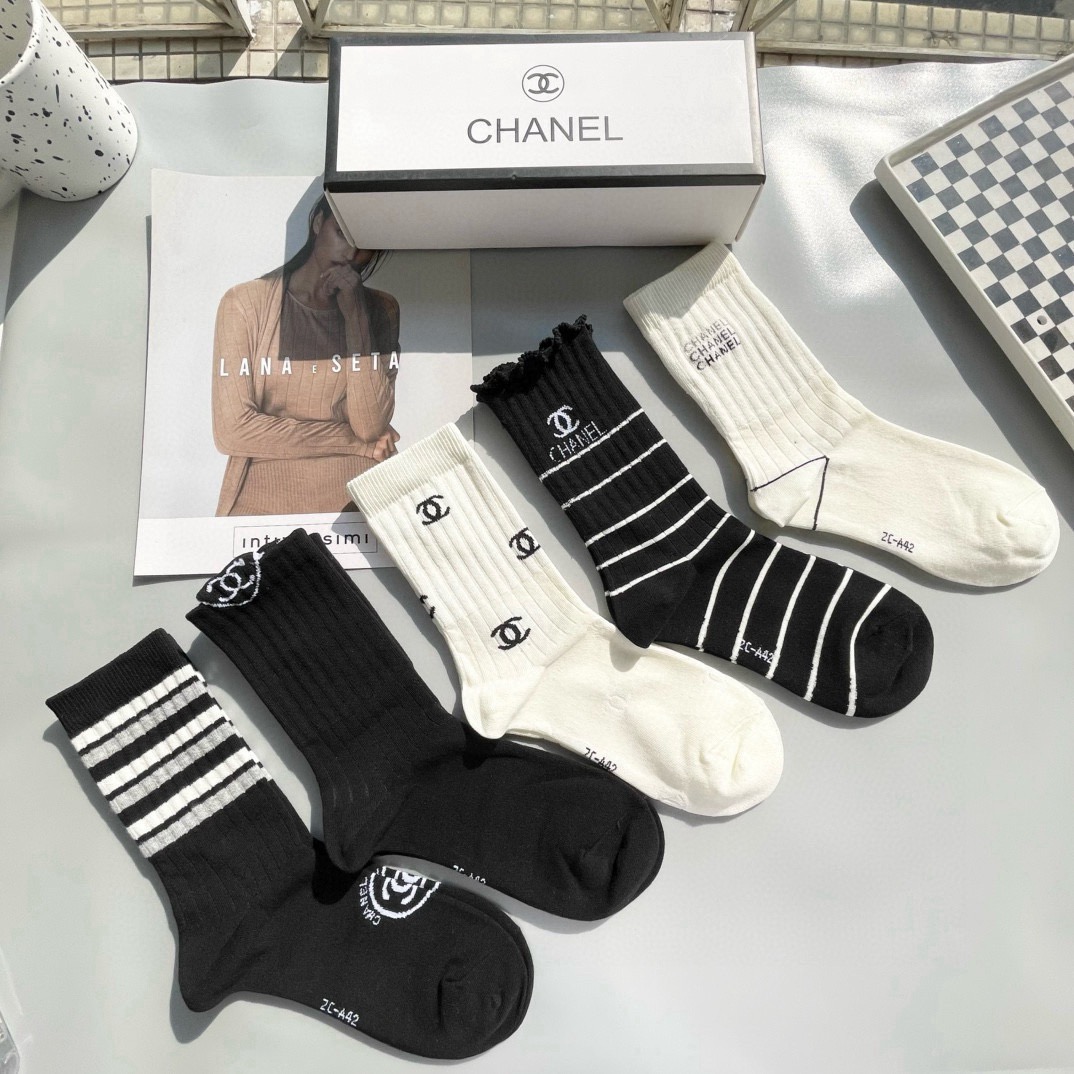   配包装【一盒五双】🌟Chanel 香奈儿 爆款高筒袜🌟高版本 ～好看到爆炸 欧美大牌高筒袜。🌟潮人必