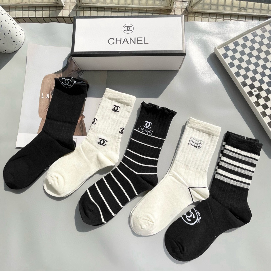   配包装【一盒五双】🌟Chanel 香奈儿 爆款高筒袜🌟高版本 ～好看到爆炸 欧美大牌高筒袜。🌟潮人必