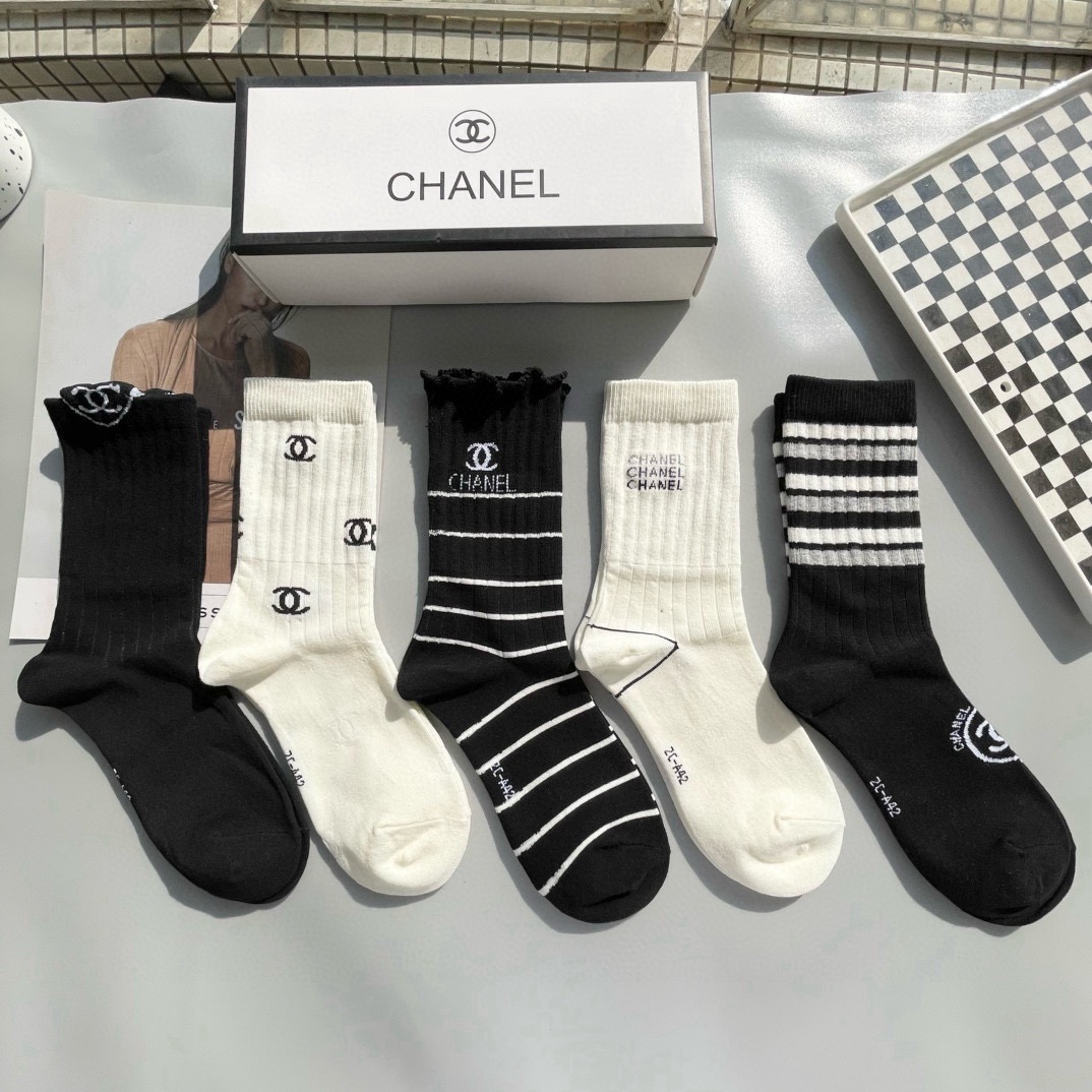   配包装【一盒五双】🌟Chanel 香奈儿 爆款高筒袜🌟高版本 ～好看到爆炸 欧美大牌高筒袜。🌟潮人必