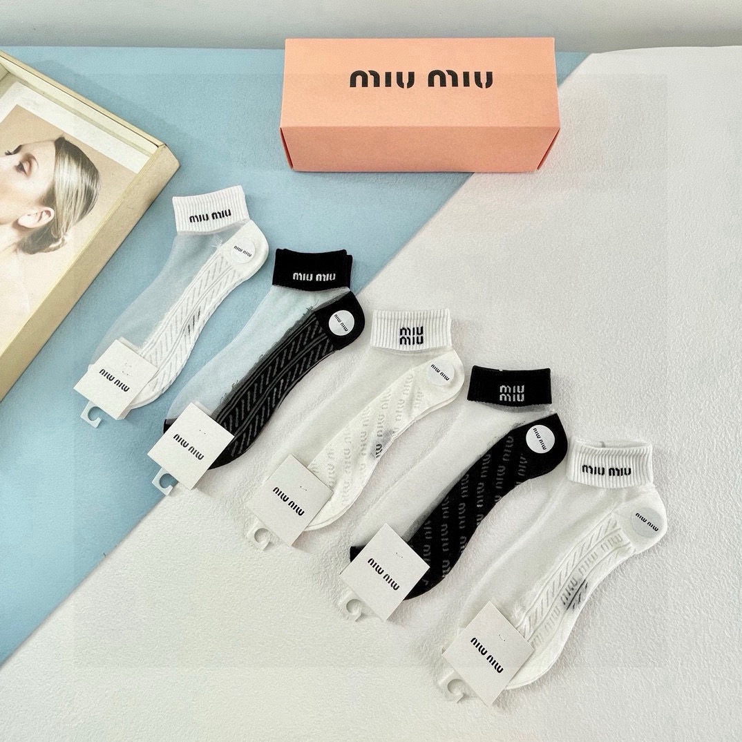  配包装【一盒五双】MIUMIU缪缪❗️新款短款冰丝袜子❗️冰丝加棉，镂空经典字母标志，轻薄透气，酷夏必