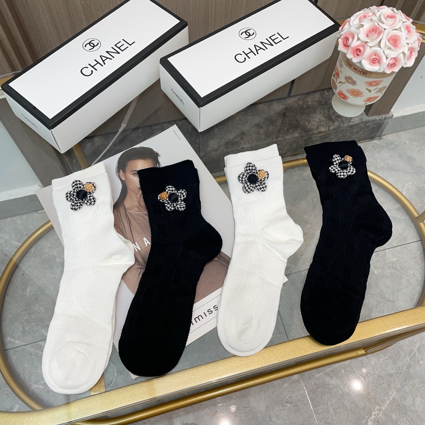   配包装【一盒四双】CHANEL · 香奈儿❗️高品质。超级爆款网红袜子❗️小香家官网同步饰品字母中筒