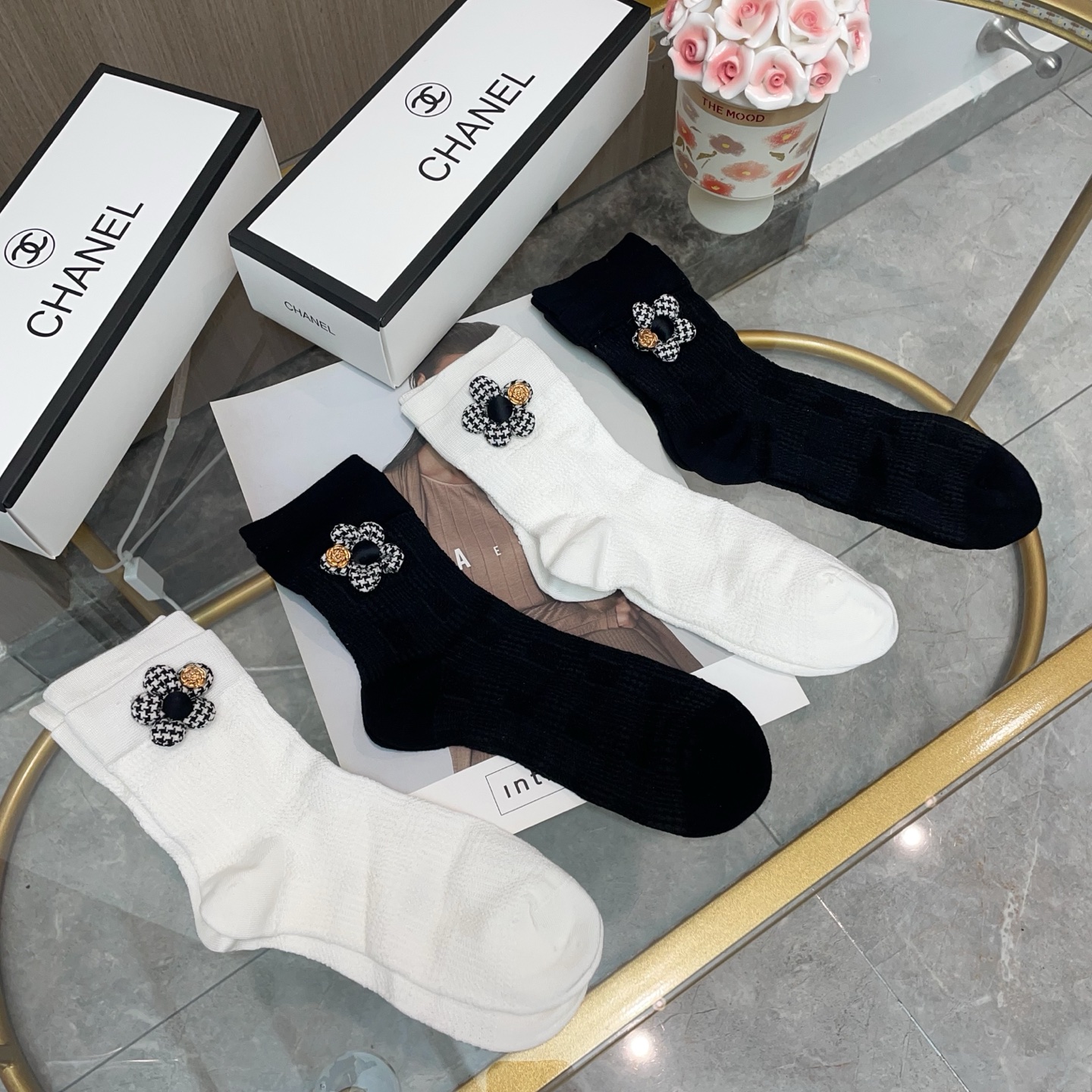   配包装【一盒四双】CHANEL · 香奈儿❗️高品质。超级爆款网红袜子❗️小香家官网同步饰品字母中筒