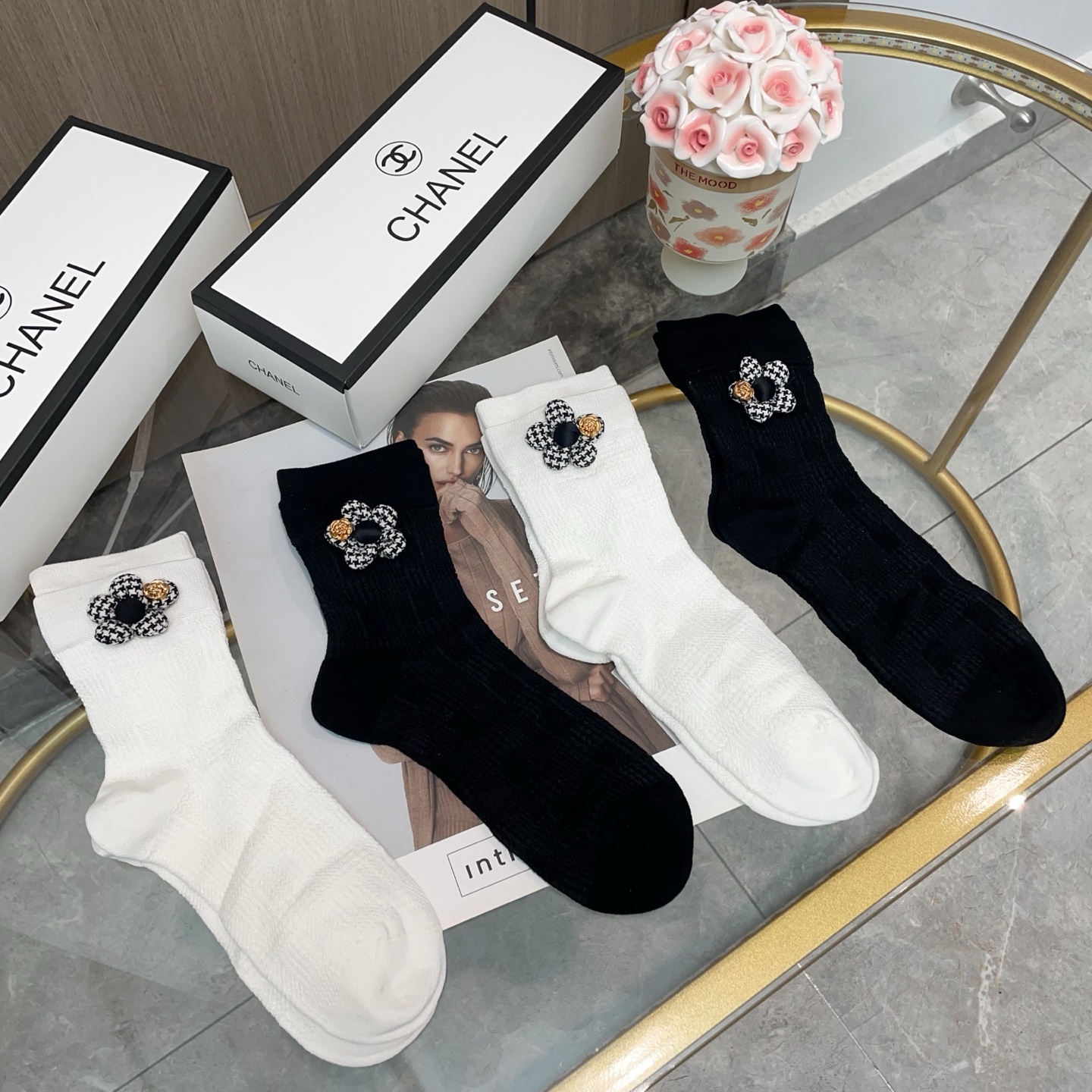   配包装【一盒四双】CHANEL · 香奈儿❗️高品质。超级爆款网红袜子❗️小香家官网同步饰品字母中筒