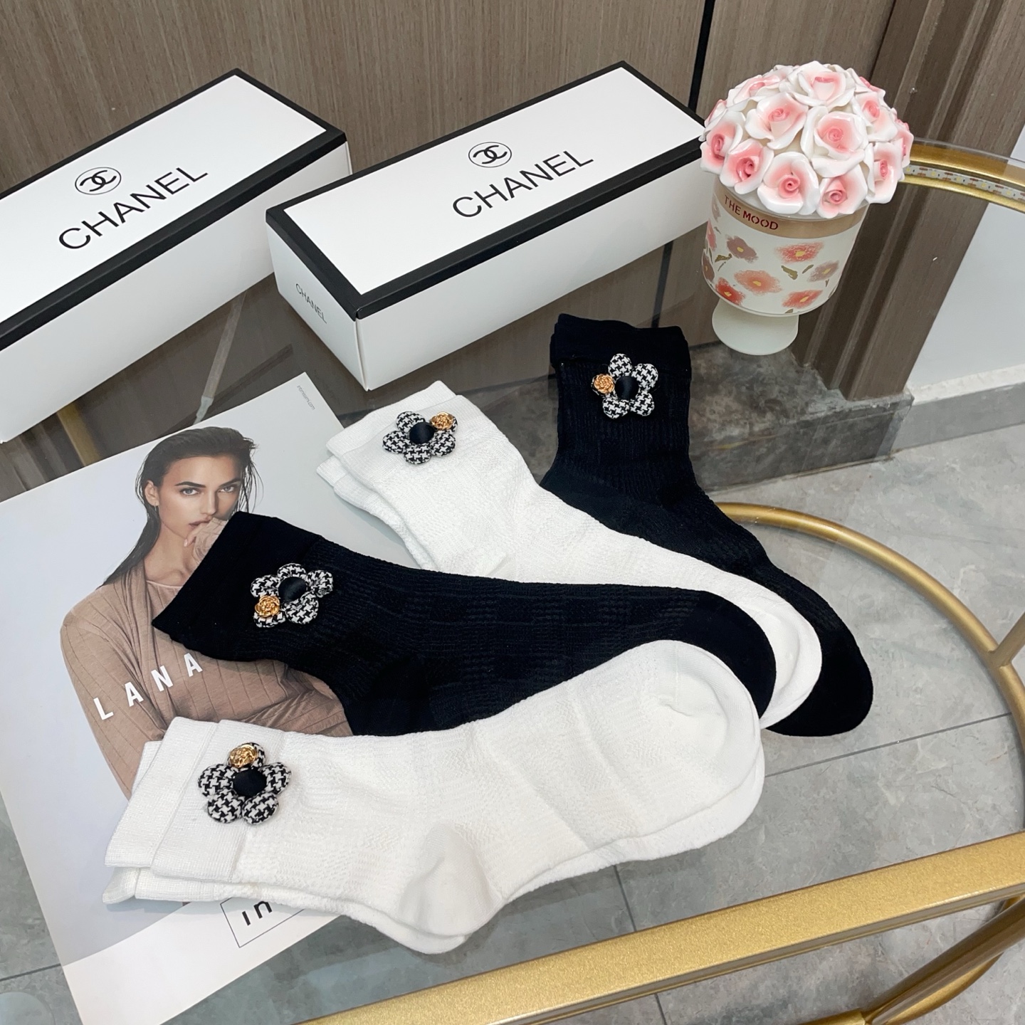   配包装【一盒四双】CHANEL · 香奈儿❗️高品质。超级爆款网红袜子❗️小香家官网同步饰品字母中筒