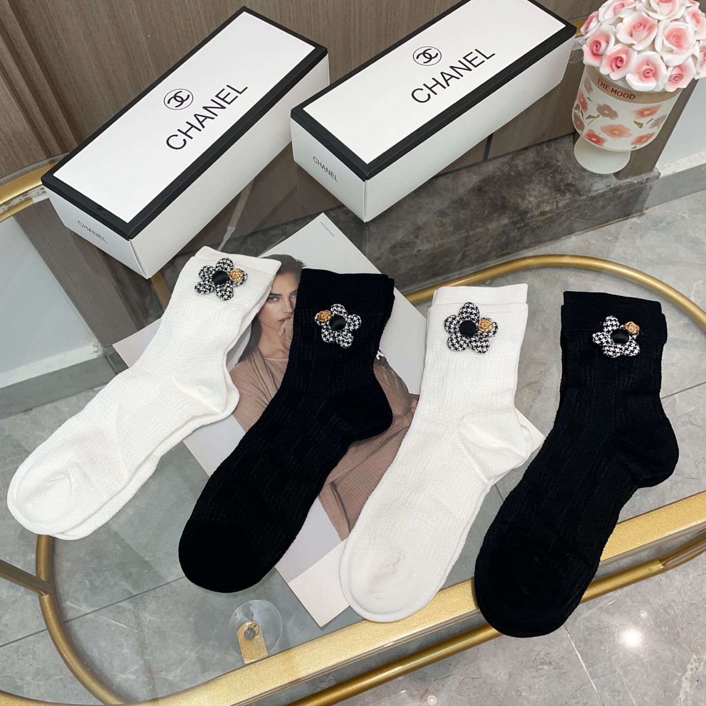   配包装【一盒四双】CHANEL · 香奈儿❗️高品质。超级爆款网红袜子❗️小香家官网同步饰品字母中筒
