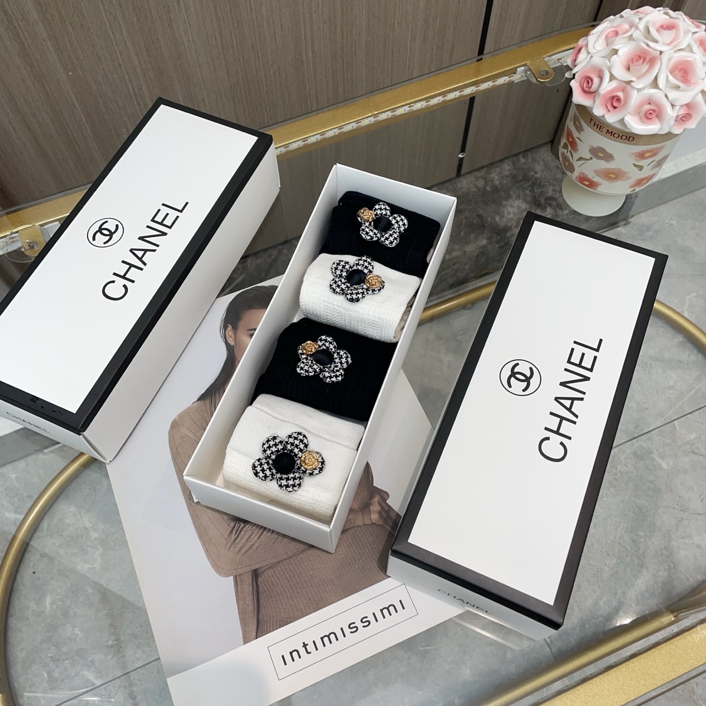   配包装【一盒四双】CHANEL · 香奈儿❗️高品质。超级爆款网红袜子❗️小香家官网同步饰品字母中筒