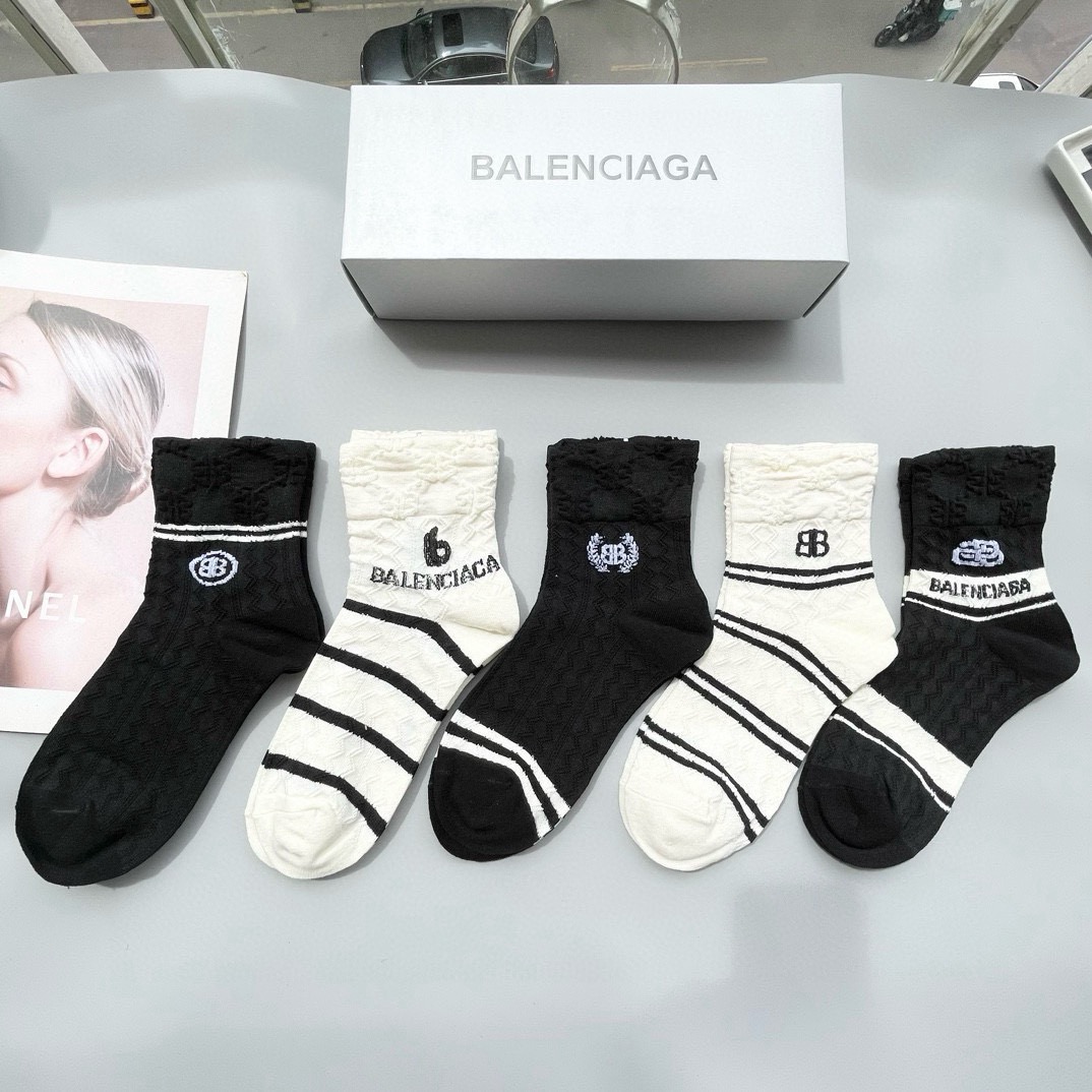  配包装【一盒五双】BALENCIAGA · 巴黎世家🌟 高品质。好看到爆炸欧美大牌中筒袜。男女款🌟潮人