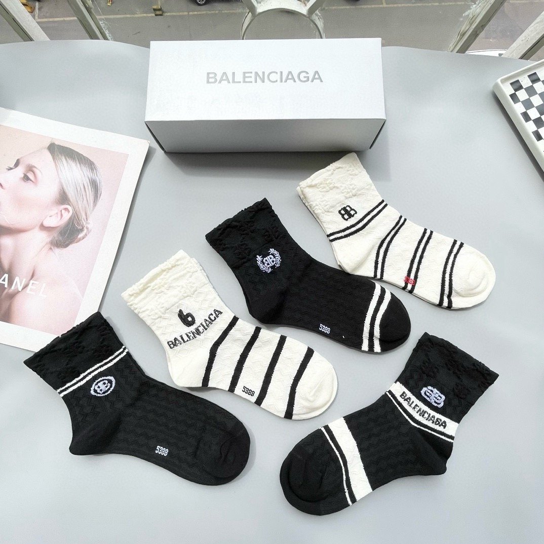  配包装【一盒五双】BALENCIAGA · 巴黎世家🌟 高品质。好看到爆炸欧美大牌中筒袜。男女款🌟潮人
