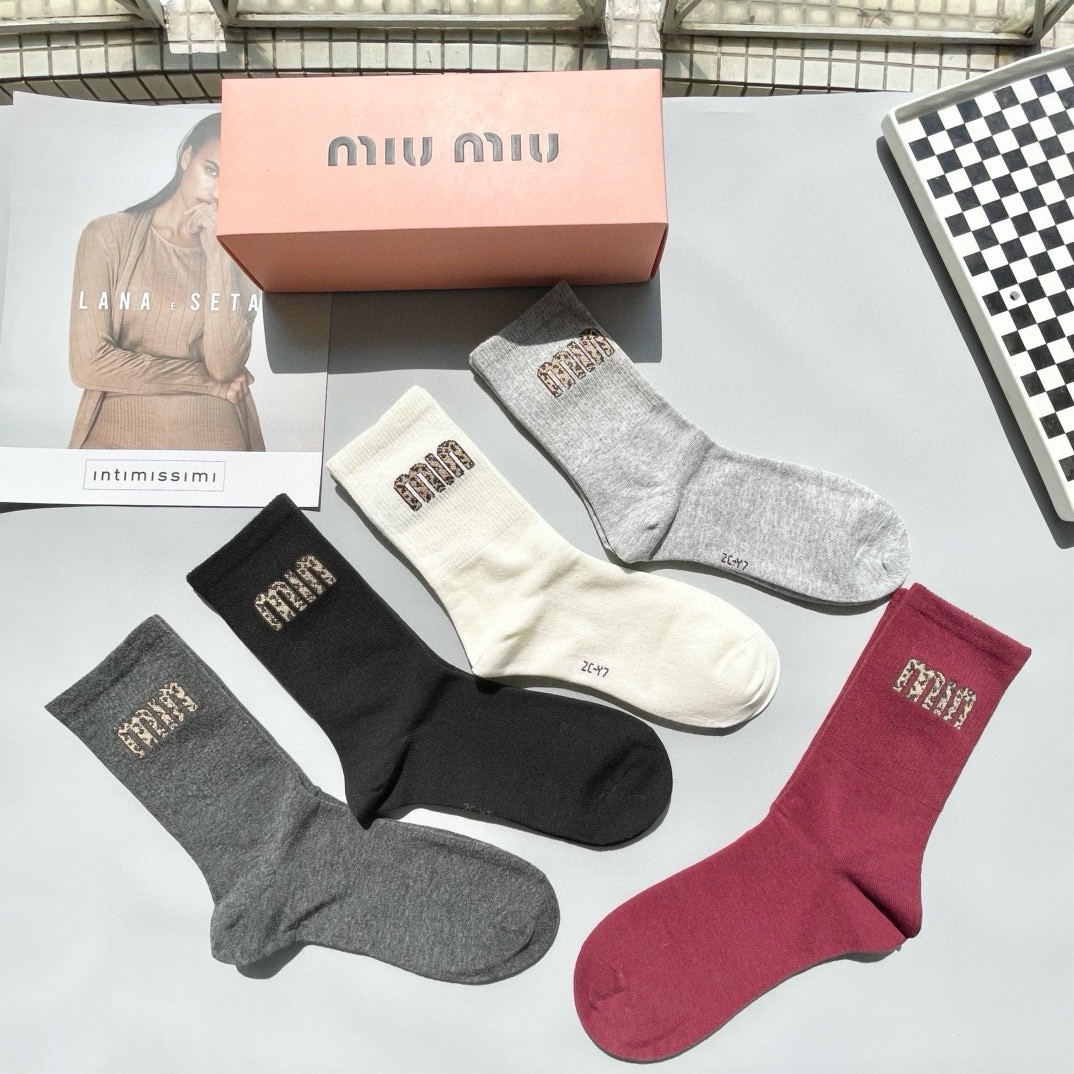   配包装【一盒五双】miumiu · 缪缪❗️高品质。超级爆款网红袜子❗️miu家官网同步饰品字母中筒