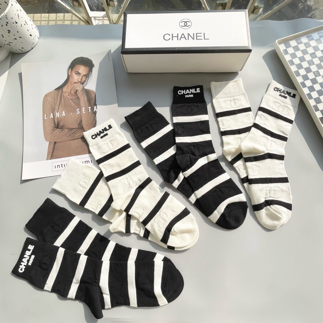  配包装【一盒四双】🌟CHANEL香奈儿  🌟网红爆款 ～好看到爆炸 欧美大牌中筒袜。🌟潮人必不能少的专
