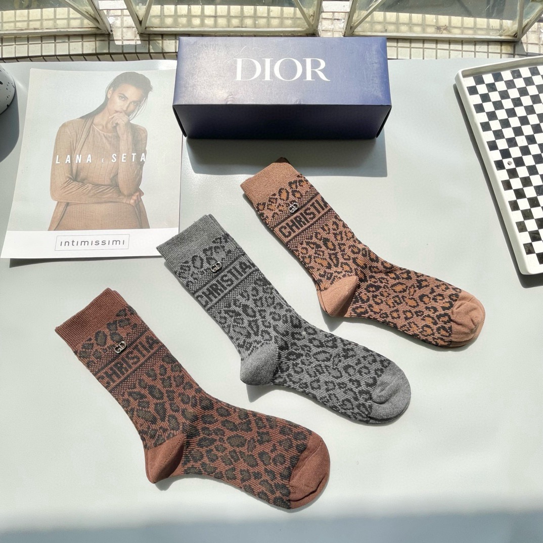  配包装【一盒三双】Dior · 迪奥❗️超级爆款网红袜子❗️D家官网同步提花字母小腿袜，ins明星网红