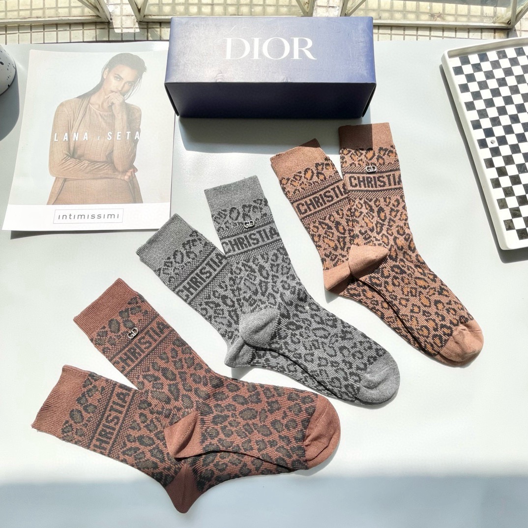  配包装【一盒三双】Dior · 迪奥❗️超级爆款网红袜子❗️D家官网同步提花字母小腿袜，ins明星网红