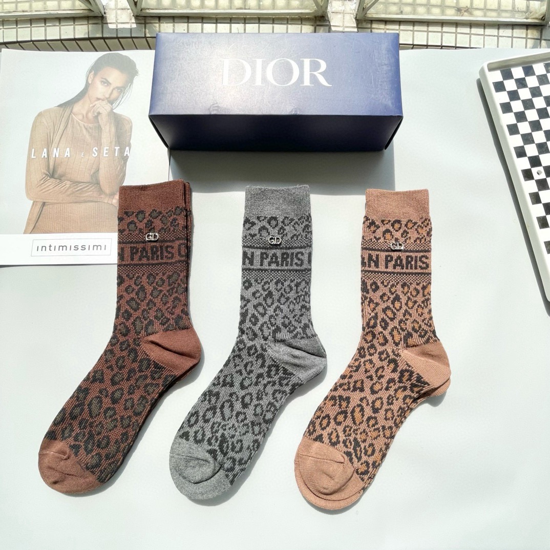  配包装【一盒三双】Dior · 迪奥❗️超级爆款网红袜子❗️D家官网同步提花字母小腿袜，ins明星网红