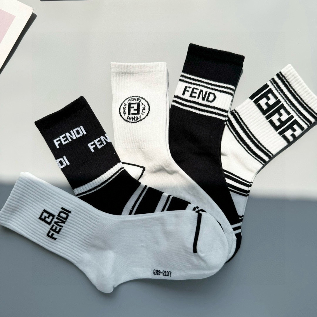  配包装【一盒五双】FENDI · 芬迪❗️大F新品高筒袜子❗️超级经典的双F标志，纯棉材质制造，透气舒