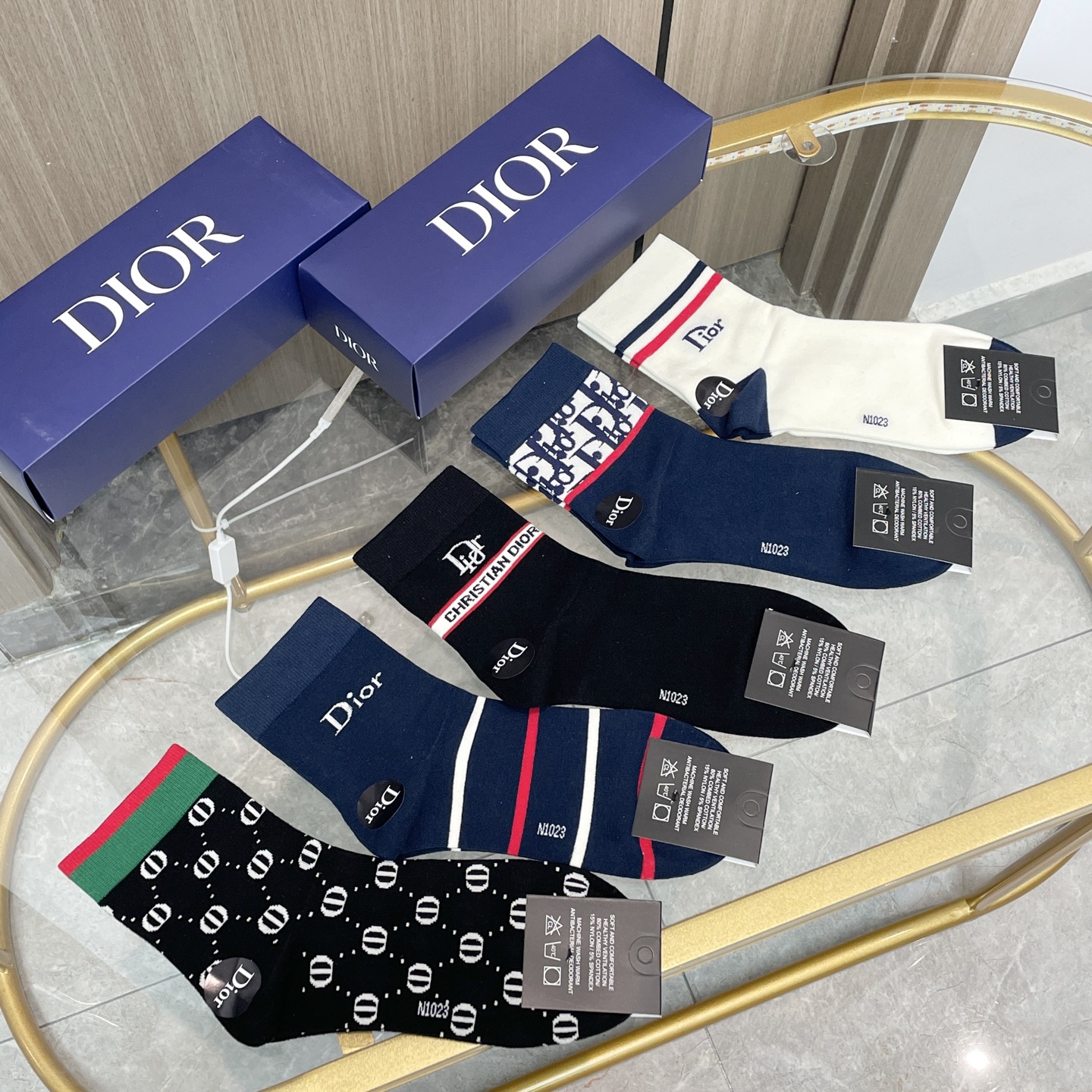   配包装【一盒五双】🌟欧美大牌 Dior迪奥 好看到爆炸欧美大牌中筒袜。男女款🌟潮人必不能少的专柜代