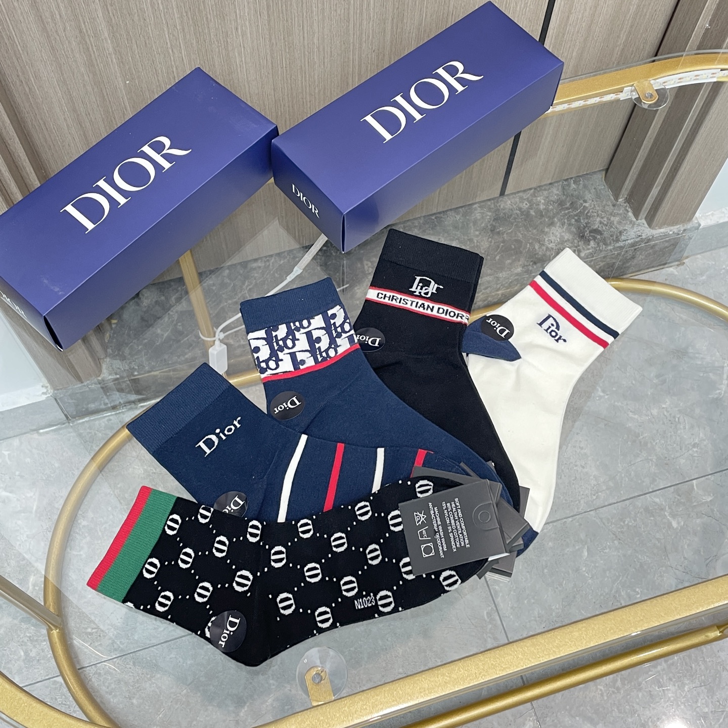    配包装【一盒五双】🌟欧美大牌 Dior迪奥 好看到爆炸欧美大牌中筒袜。男女款🌟潮人必不能少的专柜代