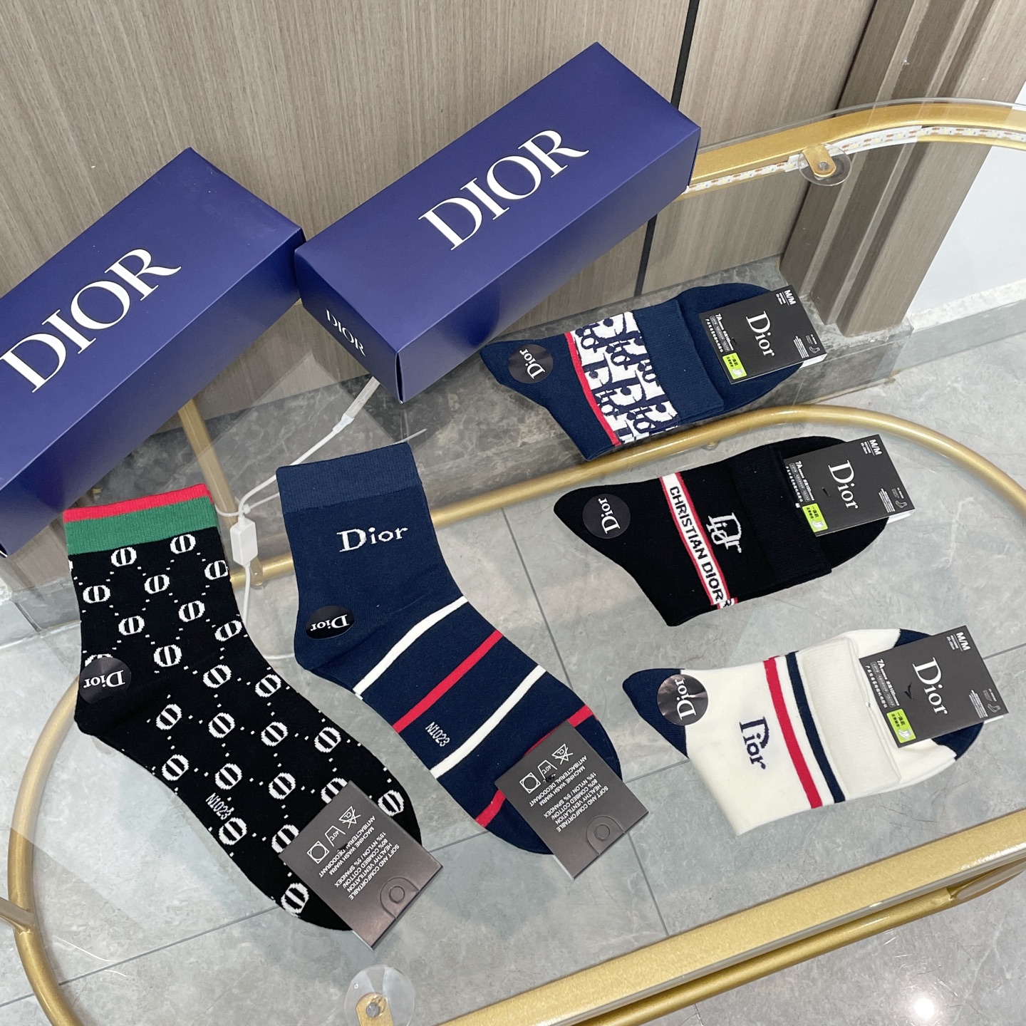    配包装【一盒五双】🌟欧美大牌 Dior迪奥 好看到爆炸欧美大牌中筒袜。男女款🌟潮人必不能少的专柜代