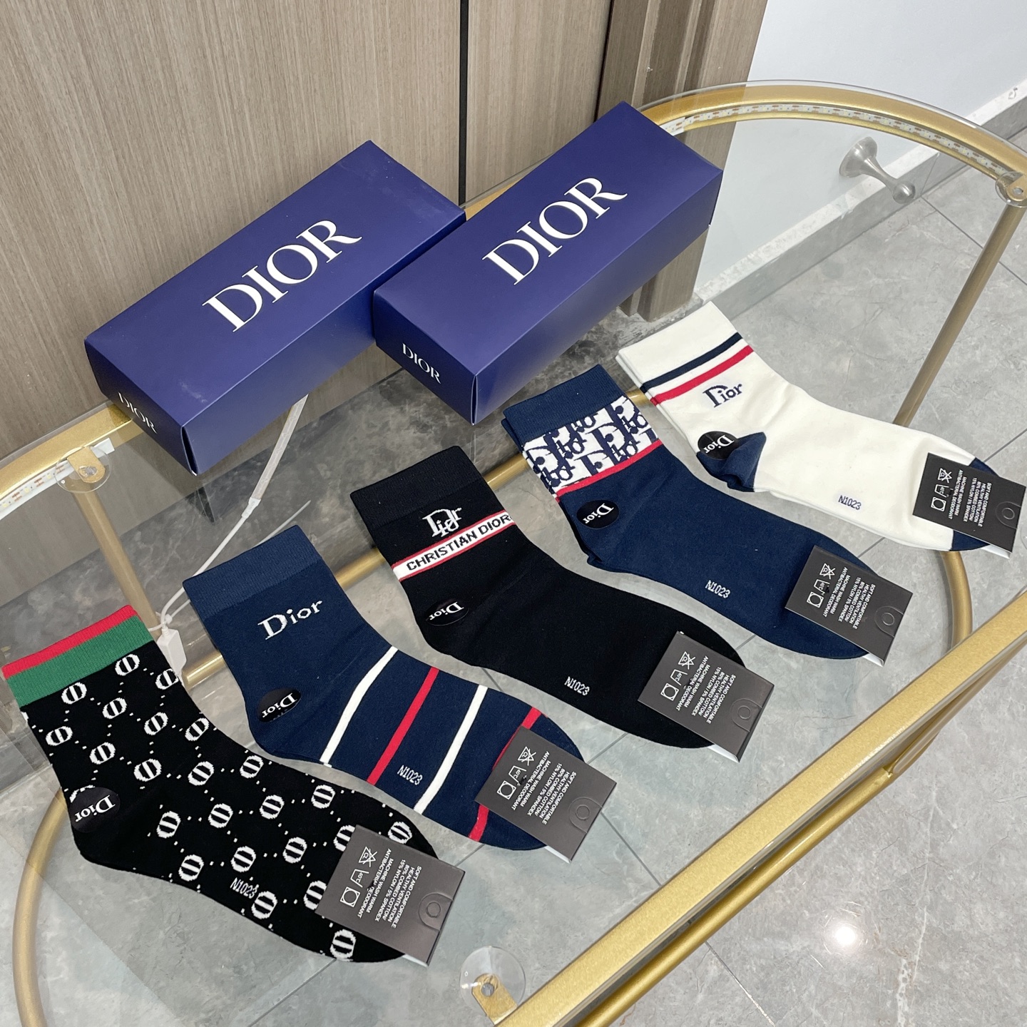    配包装【一盒五双】🌟欧美大牌 Dior迪奥 好看到爆炸欧美大牌中筒袜。男女款🌟潮人必不能少的专柜代
