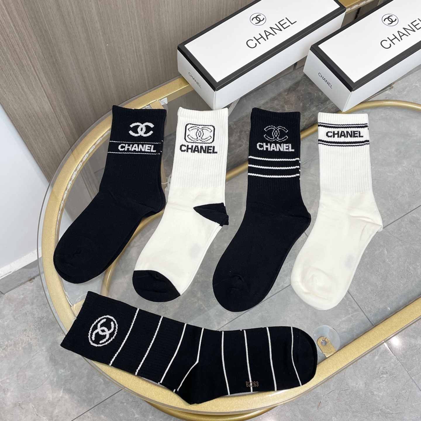  配包装【一盒五双】CHANEL · 香奈儿❗️高品质。超级爆款网红袜子❗️小香家官网同步字母中筒袜，i