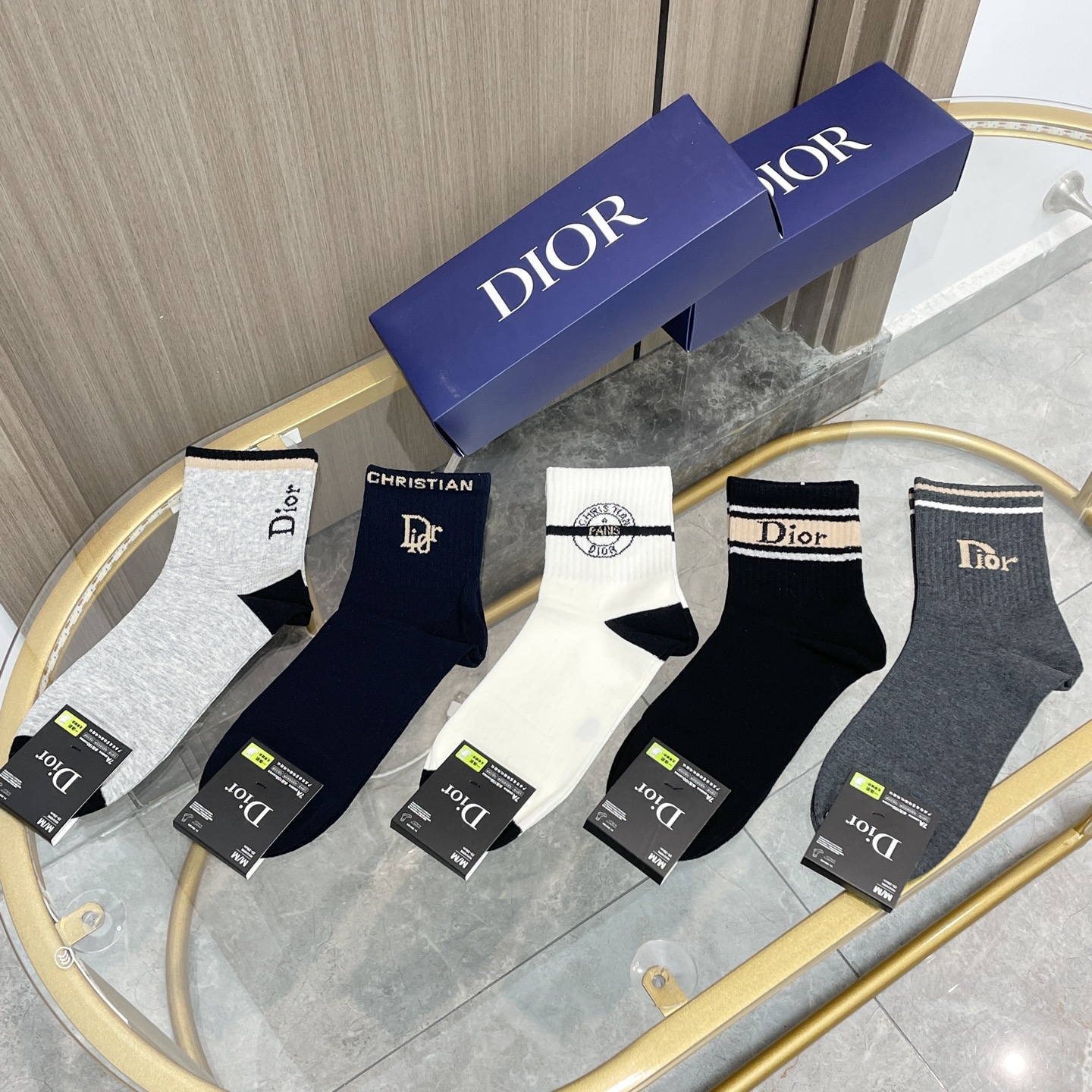    配包装【一盒五双】🌟欧美大牌 Dior迪奥 好看到爆炸欧美大牌中筒袜。男女款🌟潮人必不能少的专柜代