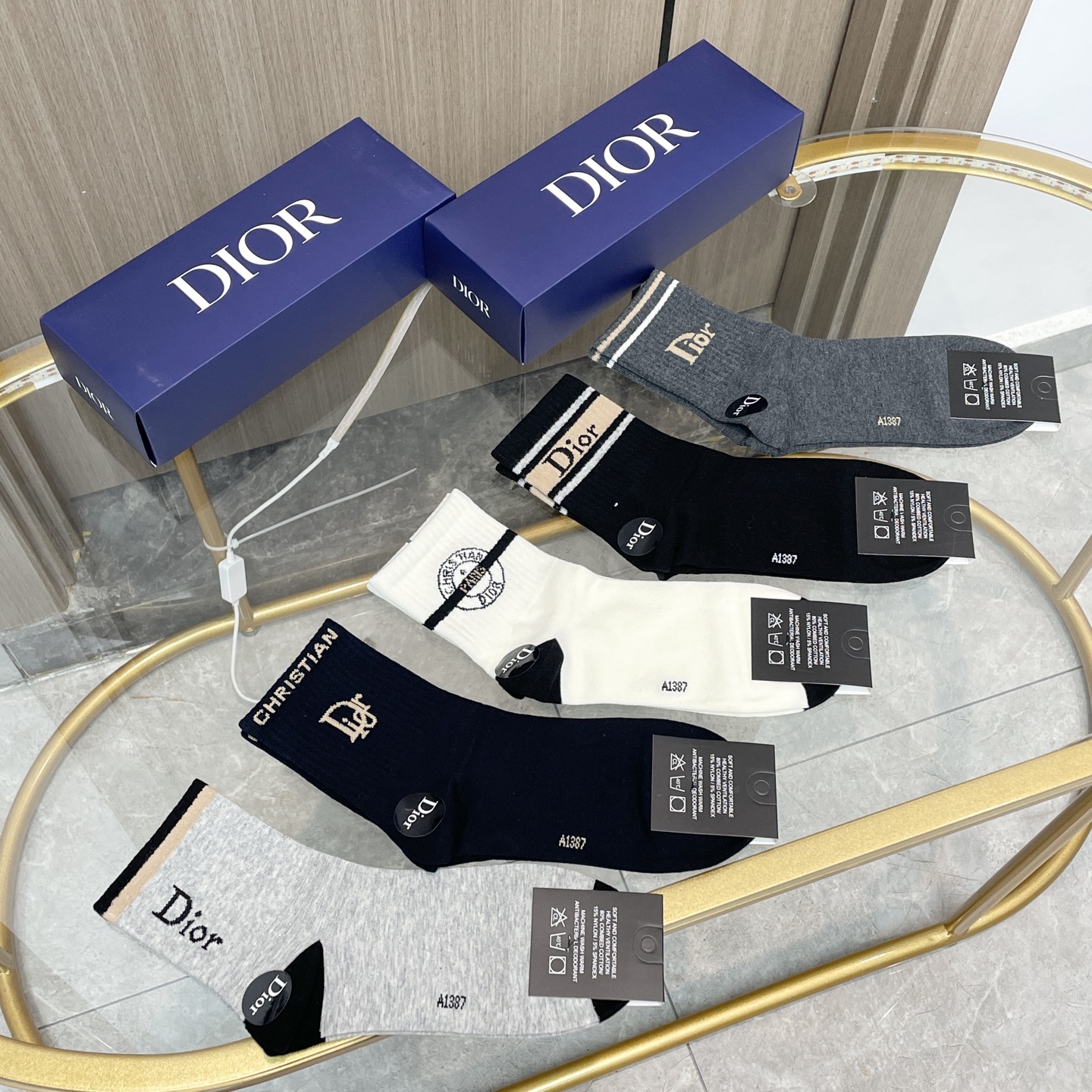    配包装【一盒五双】🌟欧美大牌 Dior迪奥 好看到爆炸欧美大牌中筒袜。男女款🌟潮人必不能少的专柜代