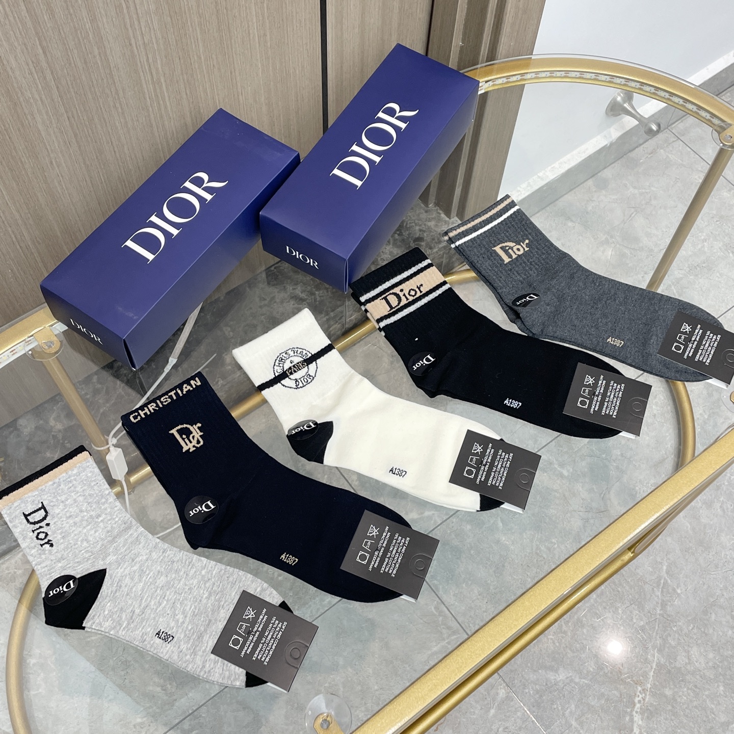    配包装【一盒五双】🌟欧美大牌 Dior迪奥 好看到爆炸欧美大牌中筒袜。男女款🌟潮人必不能少的专柜代