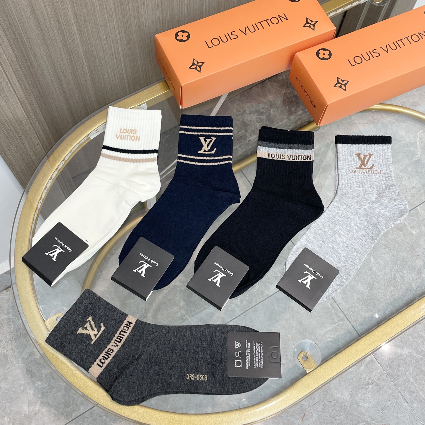  配包装【一盒五双】🌟LV 路易威登 爆款 中筒袜🌟高版本 ～好看到爆炸 欧美大牌中筒袜。🌟潮人必不能少