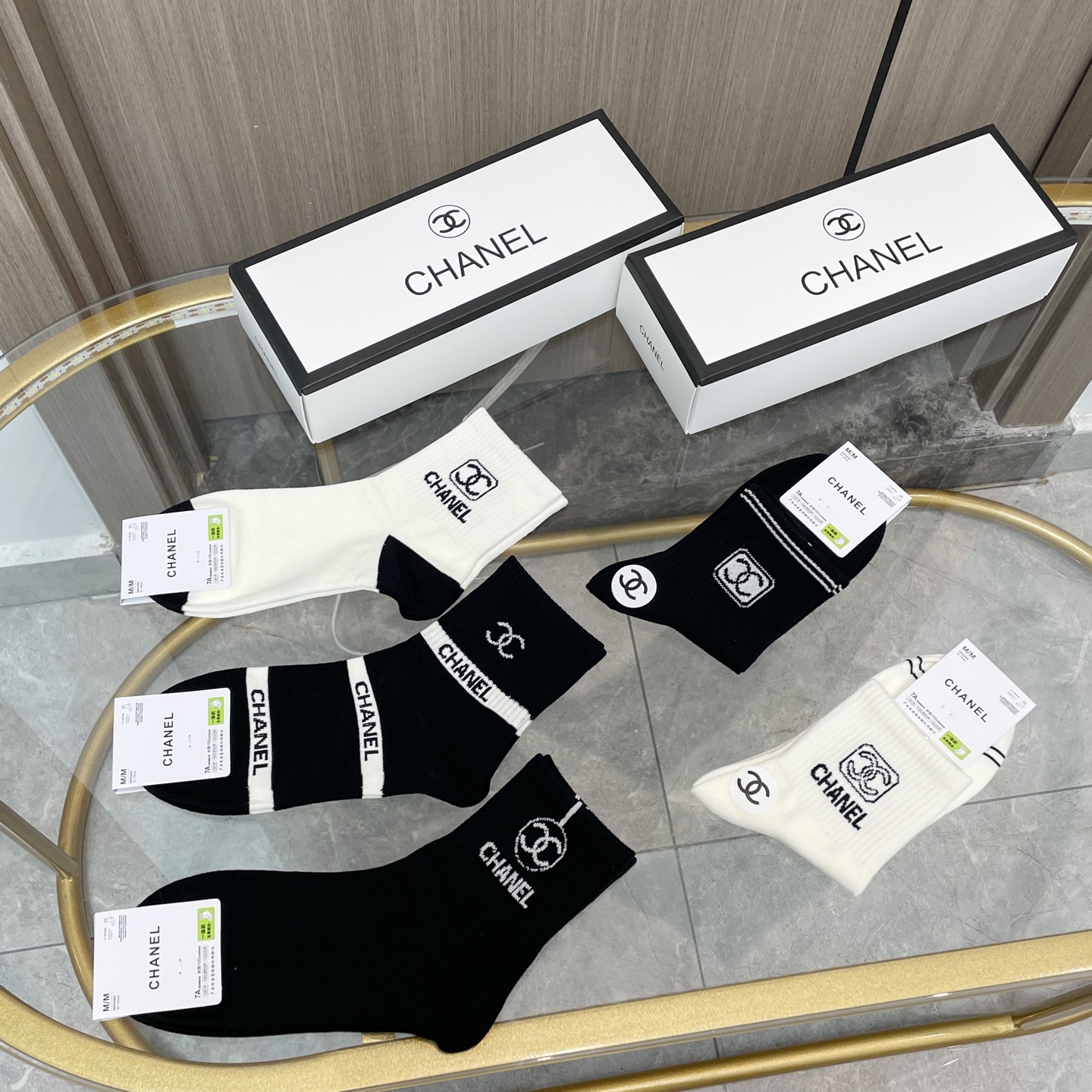   配包装【一盒五双】🌟Chanel 香奈儿 爆款卡中筒袜🌟高版本 ～好看到爆炸 欧美大牌中筒袜。🌟潮人
