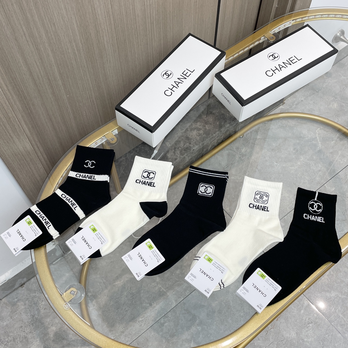   配包装【一盒五双】🌟Chanel 香奈儿 爆款卡中筒袜🌟高版本 ～好看到爆炸 欧美大牌中筒袜。🌟潮人