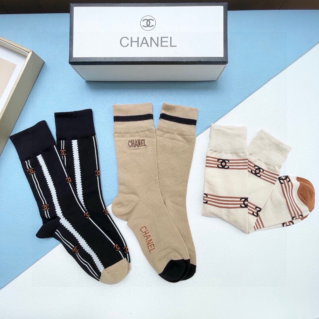  配包装【一盒四双】CHANEL · 香奈儿❗️高品质。超级爆款网红袜子❗️小香家官网同步刺绣字母中筒袜
